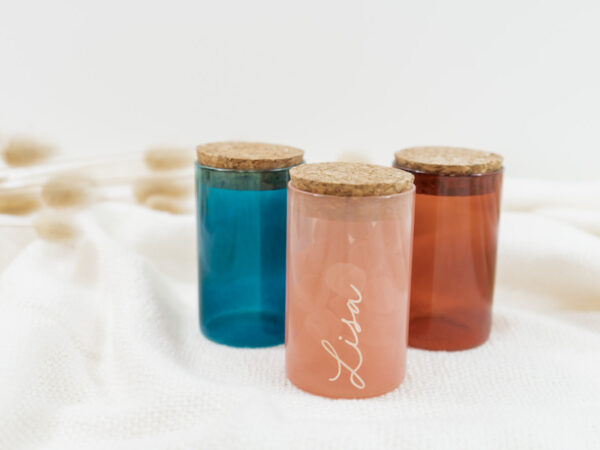 Glazen potje in gekleurd glas met kurken dop