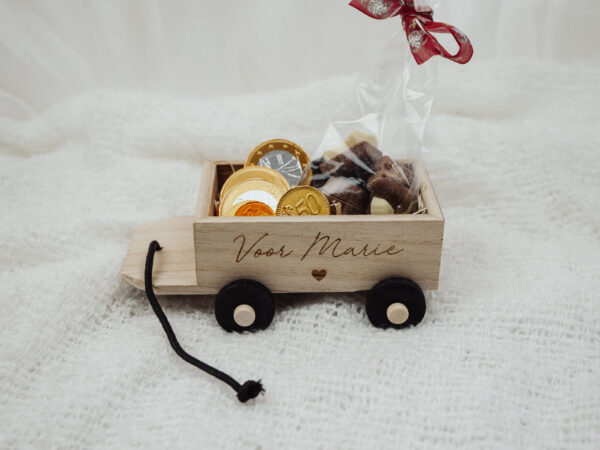 Kleine houten speelgoedkar van Sinterklaas